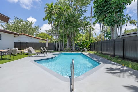 Large Modern Miami Oasis | 6 Beds | Pool | Beach