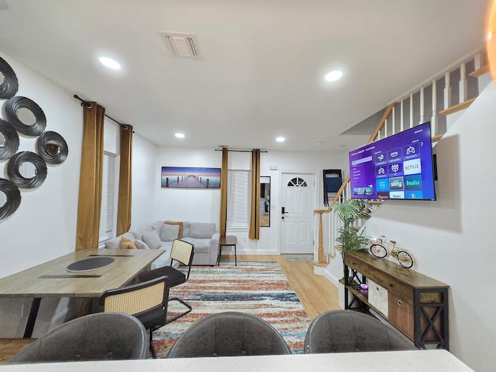 Large Group-5b3bath Friends Family Nj Train To Nyc - Somerville