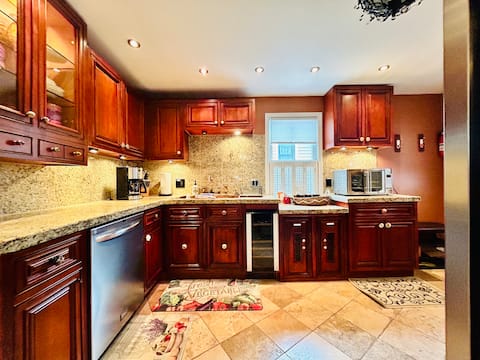 Historic Abode • 3BR Downtown Rochester Haven