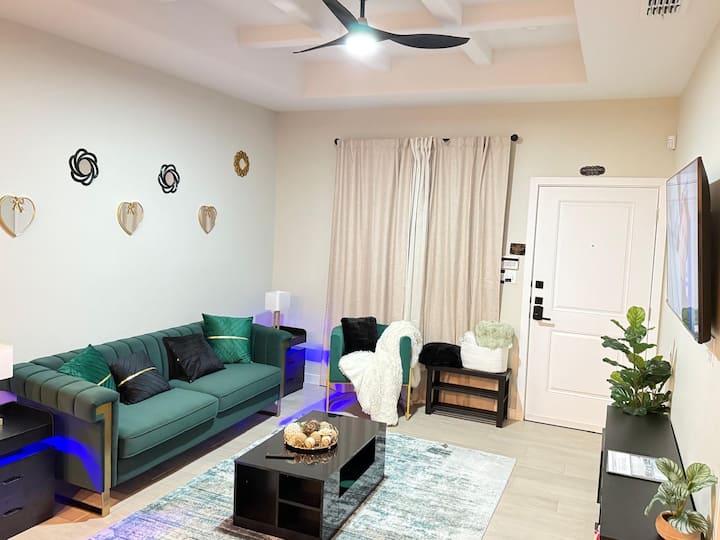 Gold'n Retreat | Elegant 3br Apartment + Parking - McAllen, TX