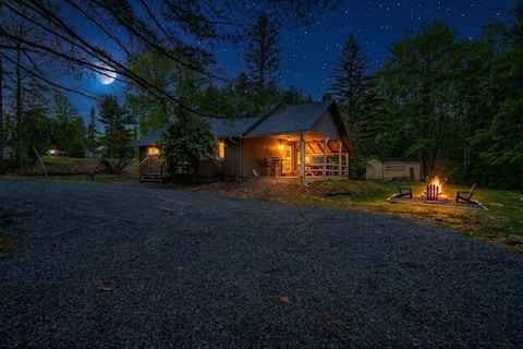 Modern Pocono Wilderness Cabin | Hot Tub | Firepit