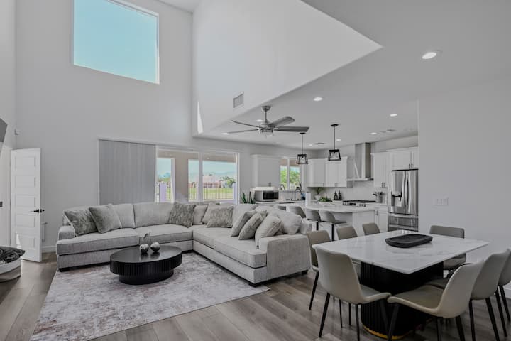 6 Bdr Modern Home W/river & Beach Access! - Laughlin, NV