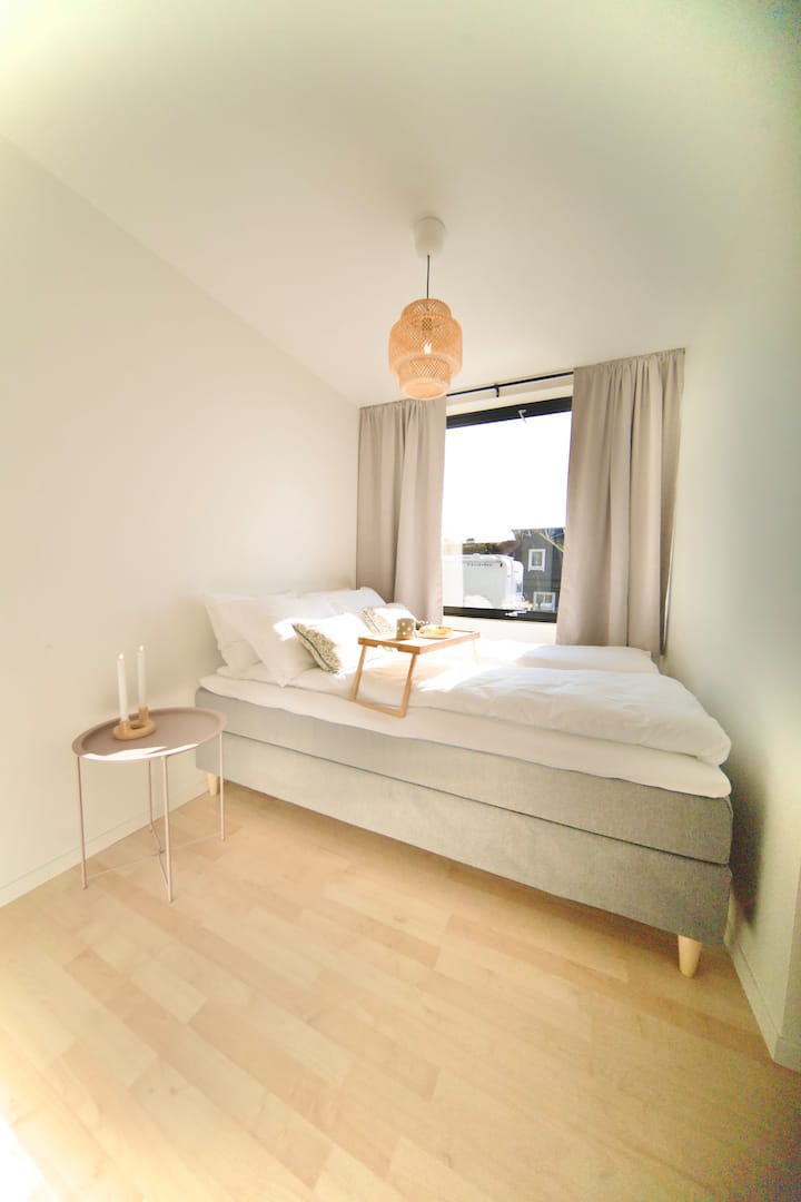 Cama matrimonial de 140 cm. Edredones y almohadas de microfibra con sábanas de algodón de alta calidad para una buena noche de sueño.