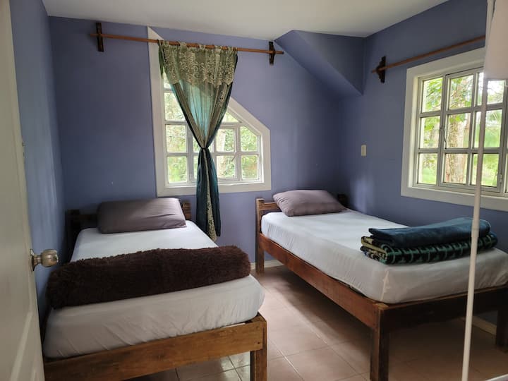 มีเตียงเดี่ยวที่สะดวกสบาย 2 เตียง ห้องพักมีวิวภายนอกที่เต็มไปด้วยต้นไม้
นอกจากนี้ยังมีผ้าห่มอุ่นและผ้าห่มเพิ่มอีกด้วย 