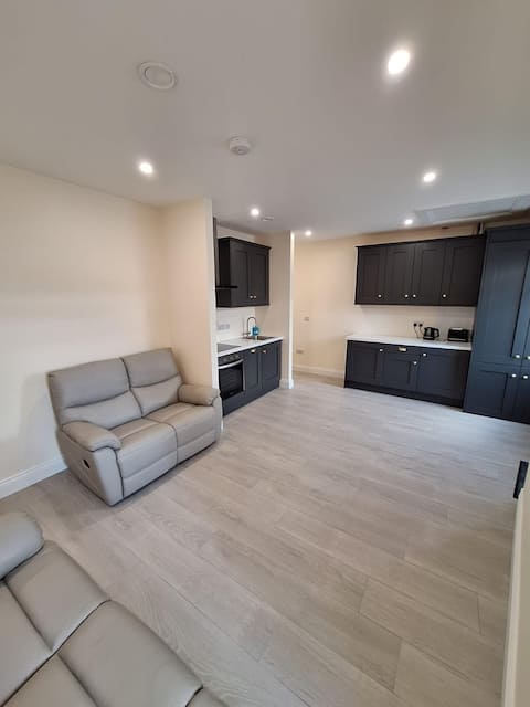 Chic 2-Bedroom Apt in Prime City Centre Location