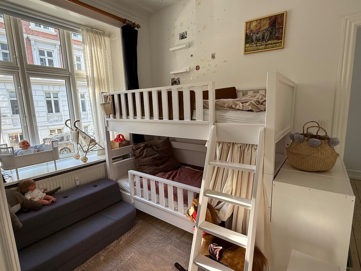 Het stapelbed is 90x200 cm en past ook
Volwassenen. 