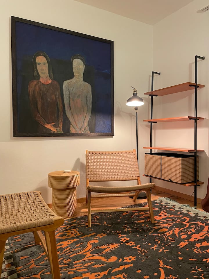 Troisième chambre confortable, accessible par la deuxième chambre – équipée d'un lit boxspring de 160 cm de large, d'un vestiaire avec des cintres, d'une étagère pour le linge et d'un fauteuil de lecture confortable pour des heures de détente.