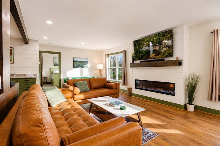 Hemlock Haven – Perfect for Groups of 16