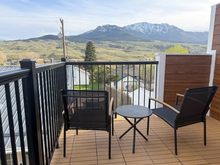 Stunning Rooftop Views, Tiny Home Near Yellowstone - Gardiner, MT