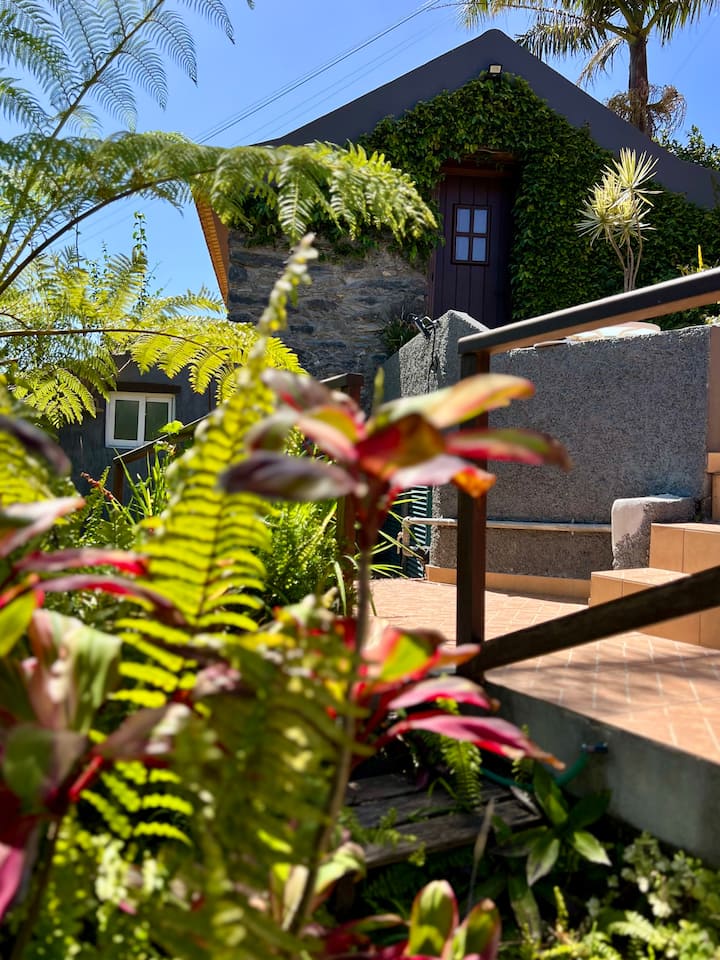 Moss Haven - Stone Cottage, Lush, Sea Breeze Oasis - Madère