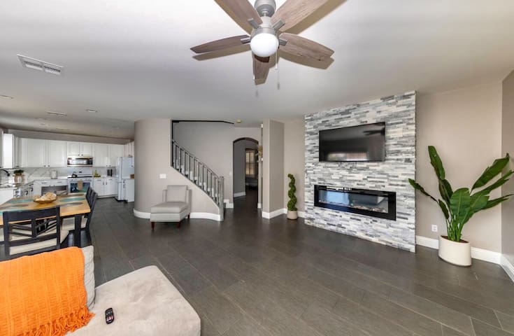 Desert Retreat-5BR/2.5BA-Short Drive Strip,LVCC