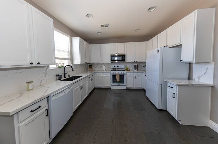 Desert Retreat-5BR/2.5BA-Short Drive Strip,LVCC gallery image 2