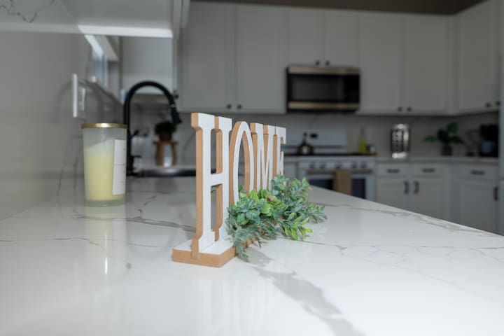 Desert Retreat-5BR/2.5BA-Short Drive Strip,LVCC gallery image 4