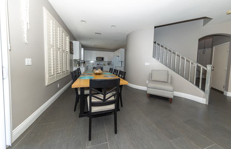 Desert Retreat-5BR/2.5BA-Short Drive Strip,LVCC gallery image 3