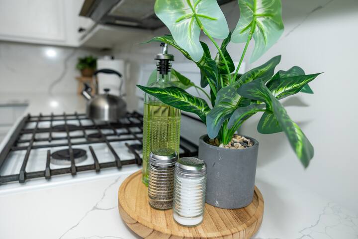 Desert Retreat-5BR/2.5BA-Short Drive Strip,LVCC gallery image 5