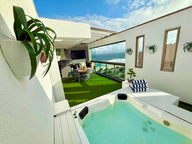 Elegant Beachfront Penthouse: 2 BDR + Jacuzzi gallery image 5