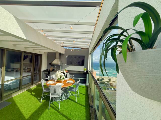 Elegant Beachfront Penthouse: 2 BDR + Jacuzzi gallery image 3