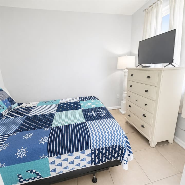 Segunda recámara con cama queen, TV y ventilador de techo