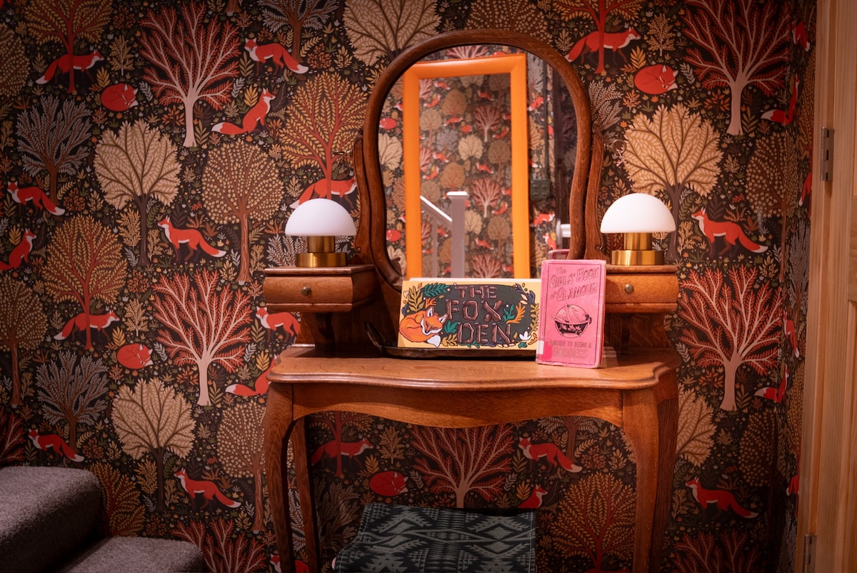 استعد بأناقة! يتميز فوكس دن بمساحة تزيين مثالية حتى تتمكن من الاستعداد للمغامرات — أو قضاء ليلة فيها.
