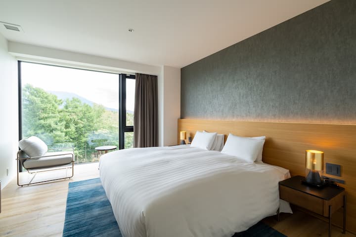 Cấu hình giường có thể được bố trí thành 1 giường cỡ King hoặc 2 giường đơn. 