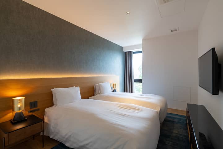 Cấu hình giường có thể được bố trí thành 1 giường cỡ King hoặc 2 giường đơn. 