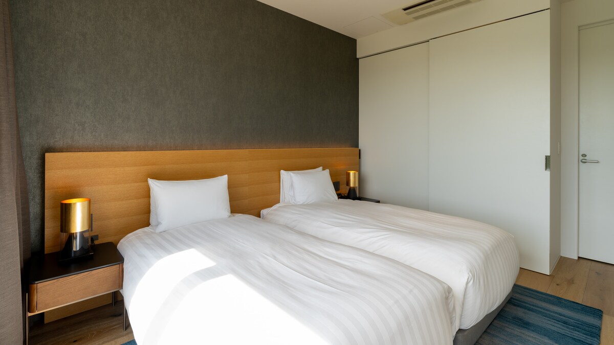 La configuración de la cama se puede configurar como 1 cama tamaño king o 2 camas individuales. 