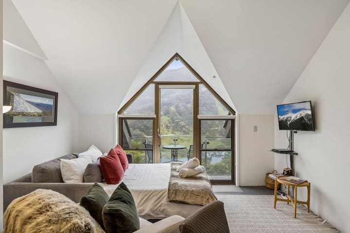 Lantern 30 - Balcony - Snowy Mountains