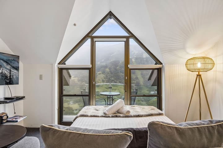 Lantern 33 - Balcony - Snowy Mountains