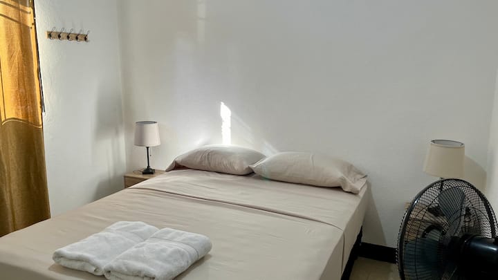 เตียงควีนไซส์ 
พัดลมตั้งพื้น
หน้าต่างที่มองเห็นลานบ้าน 
ตู้ลิ้นชักพร้อมกระจก
ห้องน้ำที่อยู่ติดกับห้องนอน 
