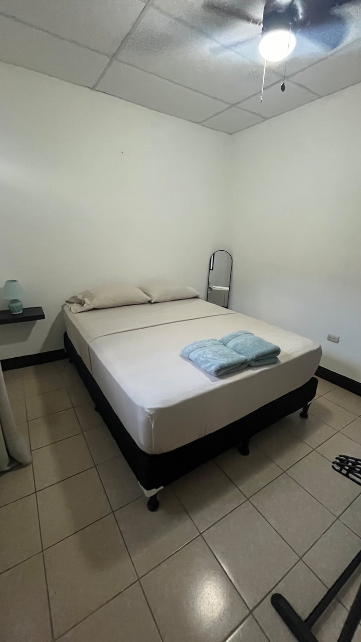 เตียงควีนไซส์ 
พัดลมเพดาน
ห้องน้ำส่วนตัวภายในห้อง 
หน้าต่างมีม่านและวิวสนาม