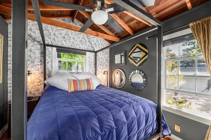 Primärt sovrum med direkt tillgång till trädgård och bubbelpool