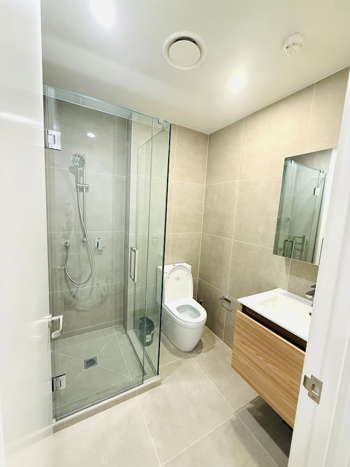 Full bathroom image 1