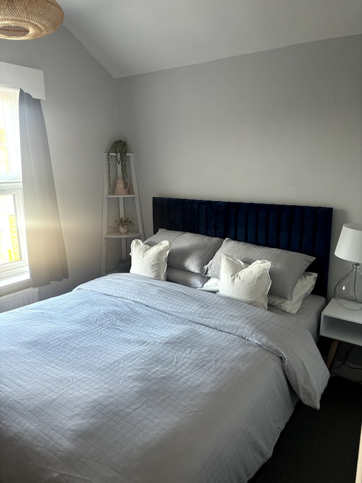 เตียงนี้สามารถเป็นเตียงคิงไซส์หรือเตียงคู่ได้ตามคำขอ