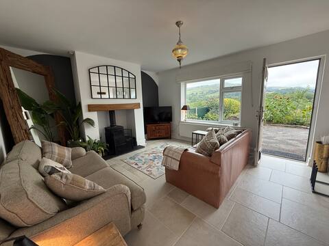Popular Airbnb listing: Lane View House -Peak District Panoramic Views! in High Peak