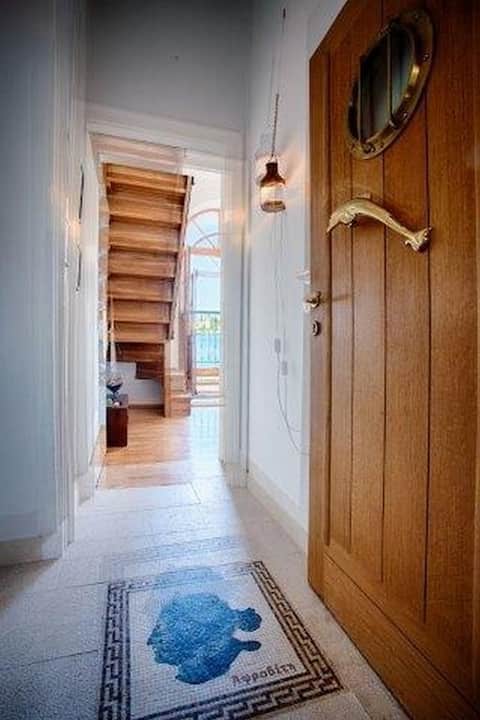 Top Airbnb: Stunning Seaview • 2-Bedroom • Central • Airy in Grad Vis