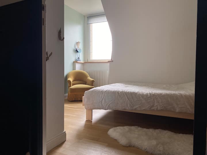 楼上的「小卧室」有一张抽拉式床。 根据您的需要，这张单人床可以变成一张双人床（160厘米）。 更衣室和梳妆台让您可以收好自己的物品。