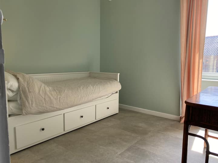 这间位于一楼的小卧室配有一张拉伸床：根据您的需要，可供一人或两人入住。 睡眠很舒适！