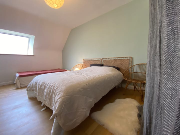 楼上，第3间卧室称为「家庭间」，配有一张140厘米宽的双人床，还有几张90厘米的双层床垫，可作为额外的床。 还有带栏杆的婴儿床以及2间大型更衣室。 