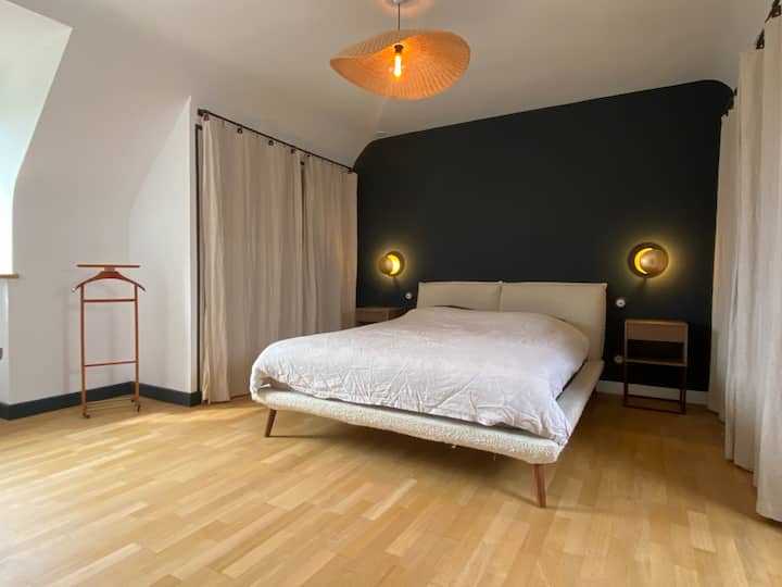 楼上，第一间双人卧室。 两间宽敞的更衣室。提供一张伞床。