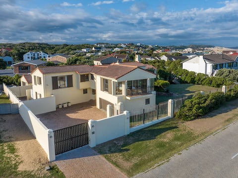 Ocean Mooring | Seaviews | Wifi | 7 Bedroom