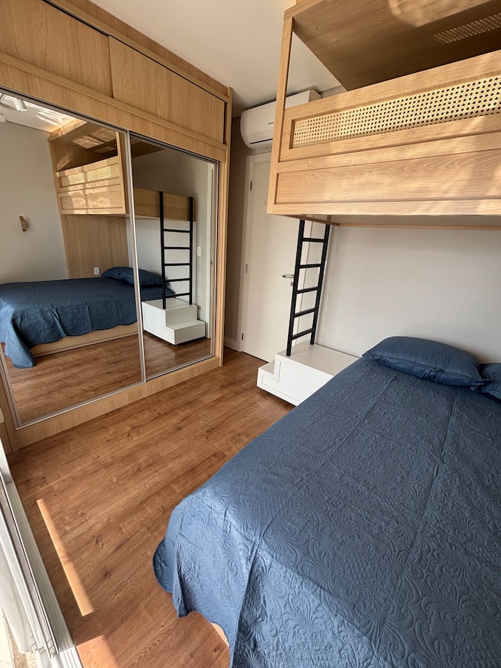 საწოლების გარდა, ქვემოთ არის კიდევ ერთი დამატებითი საწოლი. იდეალური ოთახი წყვილისთვის 2 ბავშვით!