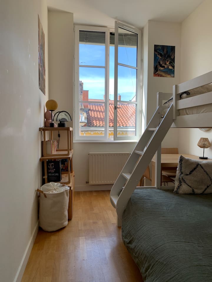 Кревет на спрат во спалната соба (140 см долу + 90 см нагоре ) + простор за биро