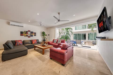 Top performing Airbnb: LOCATION, LOCATION, LOCATION! in Isla Mujeres