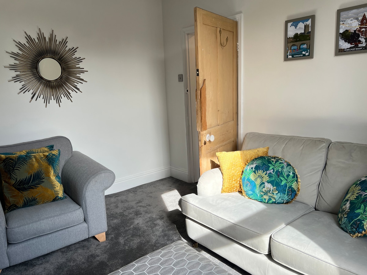 Popular Airbnb listing: Park Cottage in St. Peter The Great County