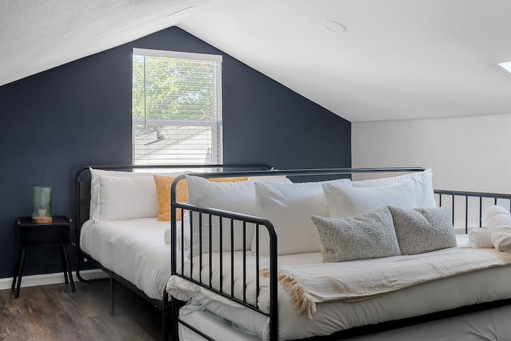 Hapësirë gjumi komode në një loft me krevate elegante dhe dizajn modern