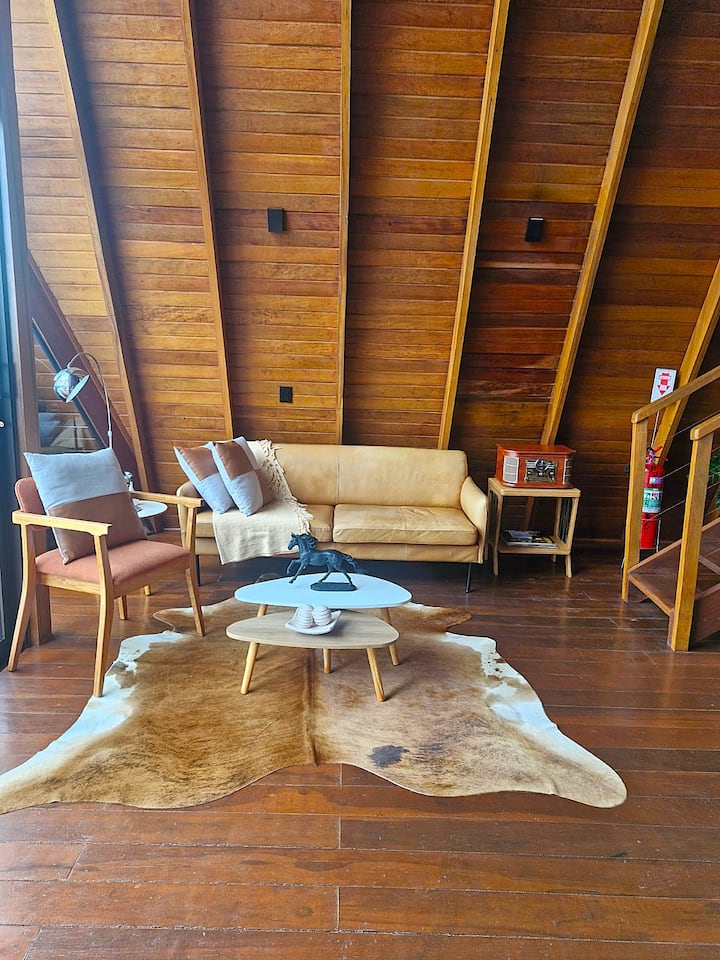 Pensamos em um espaço com uma luminária charmosa, com vista para a natureza deslumbrante, para você aproveitar um momento de leitura.  