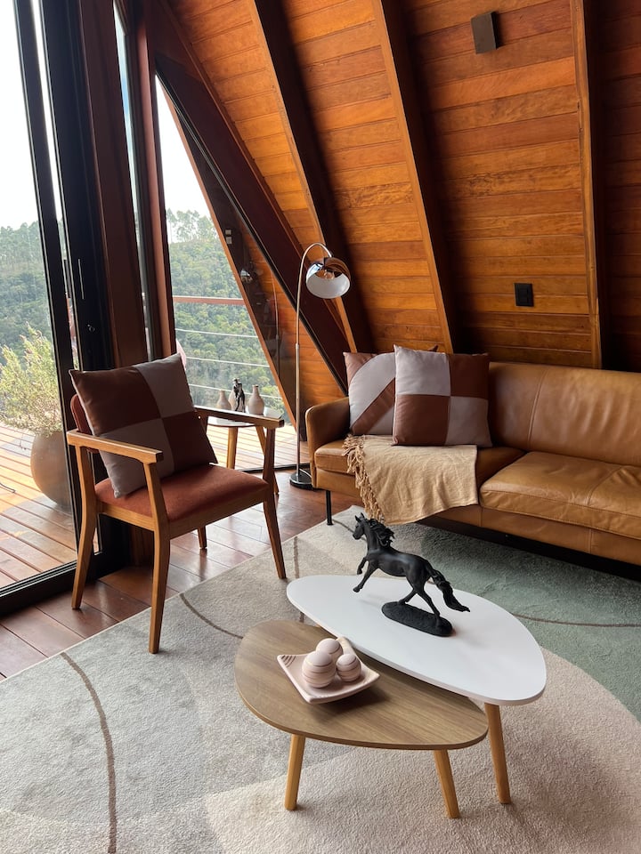 Pensamos em um espaço com uma luminária charmosa, com vista para a natureza deslumbrante, para você aproveitar um momento de leitura.  