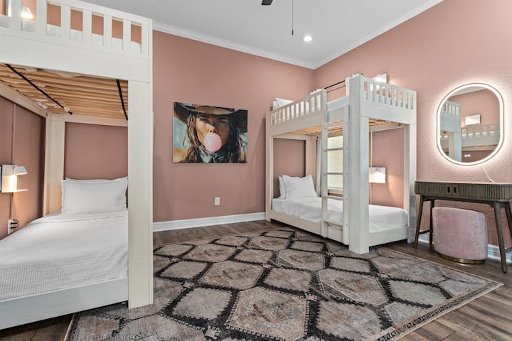 Dobrodošli u sobu Bubblegum Cowgirl, šarmantnu sobu s krevetima na kat koji se sastoji od dva odvojena kreveta, ugodnom rasvjetom za svakog gosta sa stanicom za punjenje i savršenom stanicom za pripremu. Kupaonica s punim tušem, dvostrukim umivaonikom i garderobom.