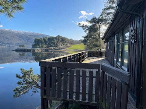 Cozy Fjord Cabin – Fish from Your Terrace!