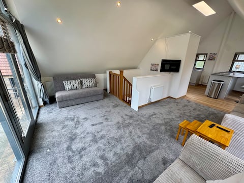 Top Airbnb: Severn View Barn. A country hideout next to our cottage. Stylishly furnished in a rustic luxury home theme. comfortable & cosy! -5 minutes from M5, Junction 14 in South Gloucestershire